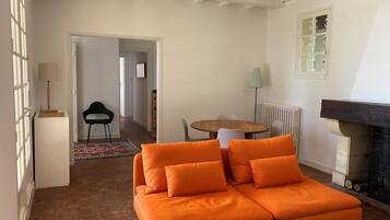 TV connectée, cheminée, table de tennis de table, livres