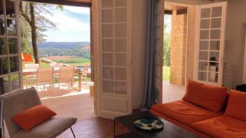 TV connectée, cheminée, table de tennis de table, livres