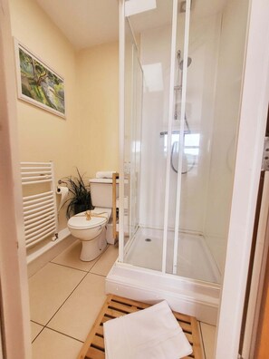 Hair dryer, towels, soap, shampoo - Panoramic Two-bedroom Penthouse (Cork)