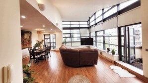 Smart TV - Panoramic Two-bedroom Penthouse (Cork)