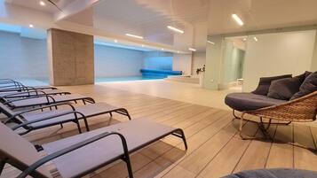 Piscina coperta, con ingresso dalle 08:00 alle 22:00, lettini