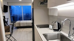 Business Studio Suite, 1 Double Bed with Sofa bed, City View, Tower | Private kitchen | Coffee/tea maker, full-size fridge, microwave, oven - Acqualina Suites and Spa (Quito)
