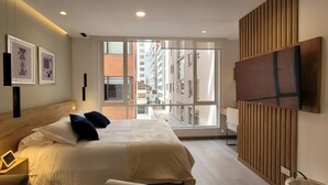 Desk, laptop workspace, blackout drapes, WiFi (free) - Acqualina Suites and Spa (Quito)