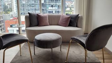 Suite Desain | Area keluarga | Smart TV, Netflix, film tayangan perdana, dan smart speaker