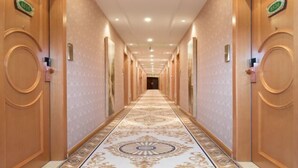 A long, narrow hallway with ornate patterned flooring and wooden doors on either side. - Vienna Zhihao Hotel (Chengdu Kuanzhai Alley Zizhuhan Road East Subway Station) (Chengdu)