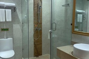 A modern bathroom with a glass-enclosed shower, a white toilet, and a sink with a marble countertop. - Vienna Zhihao Hotel (Chengdu Kuanzhai Alley Zizhuhan Road East Subway Station) (Chengdu)
