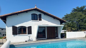 A modern house with a swimming pool, large windows, and a patio area. - Villa L'estancade Domaine du Douc Tourisme Dans une Ferme de la Foret des Landes (liposthey)