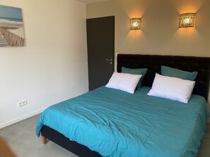 5 bedrooms, in-room safe, desk, iron/ironing board