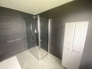 Douche, séchoir à cheveux, serviettes fournies, savon