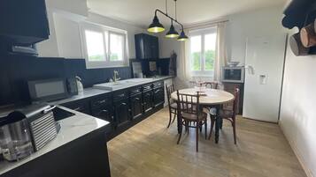 Een koelkast, een microgolfoven, een oven, een kookplaat