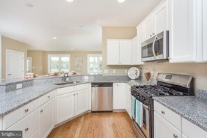 Mikrobølgeovn, kogeplade, opvaskemaskine, kaffe-/temaskine