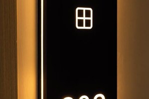Puerta con símbolo iluminado que indica entrada o salida.