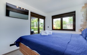 3 bedrooms, in-room safe, iron/ironing board, travel crib