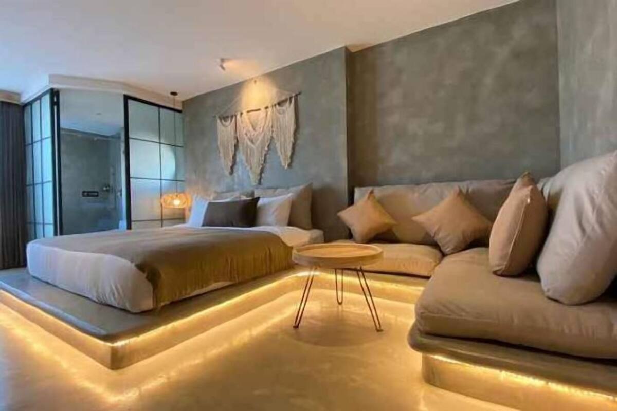 Minibaari (osa tuotteista ilmaisia), työpöytä, pimennysverhot