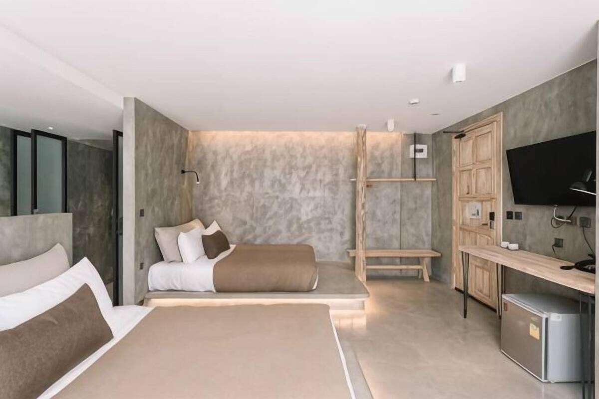 Artículos del minibar gratis, escritorio y cortinas blackout