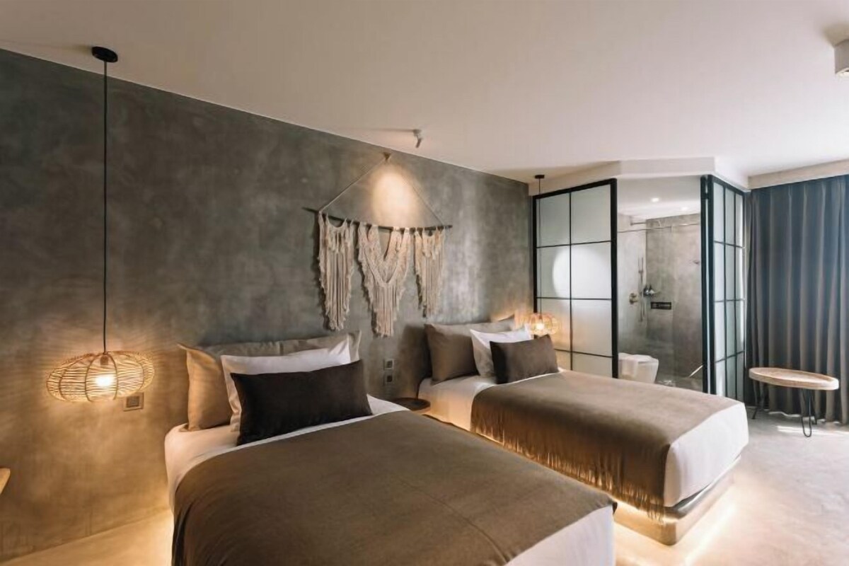 Artículos del minibar gratis, escritorio y cortinas blackout 