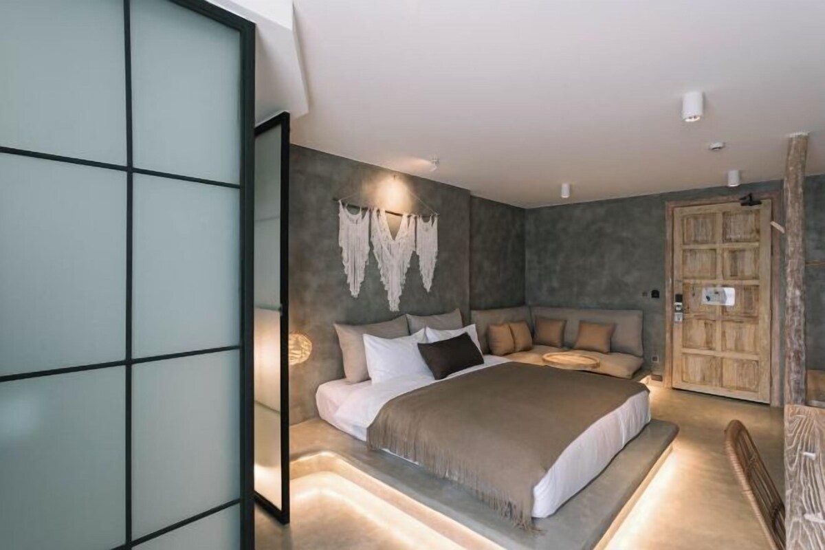 Artículos del minibar gratis, escritorio y cortinas blackout 