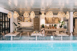 Daily buffet breakfast (THB 300 per person)