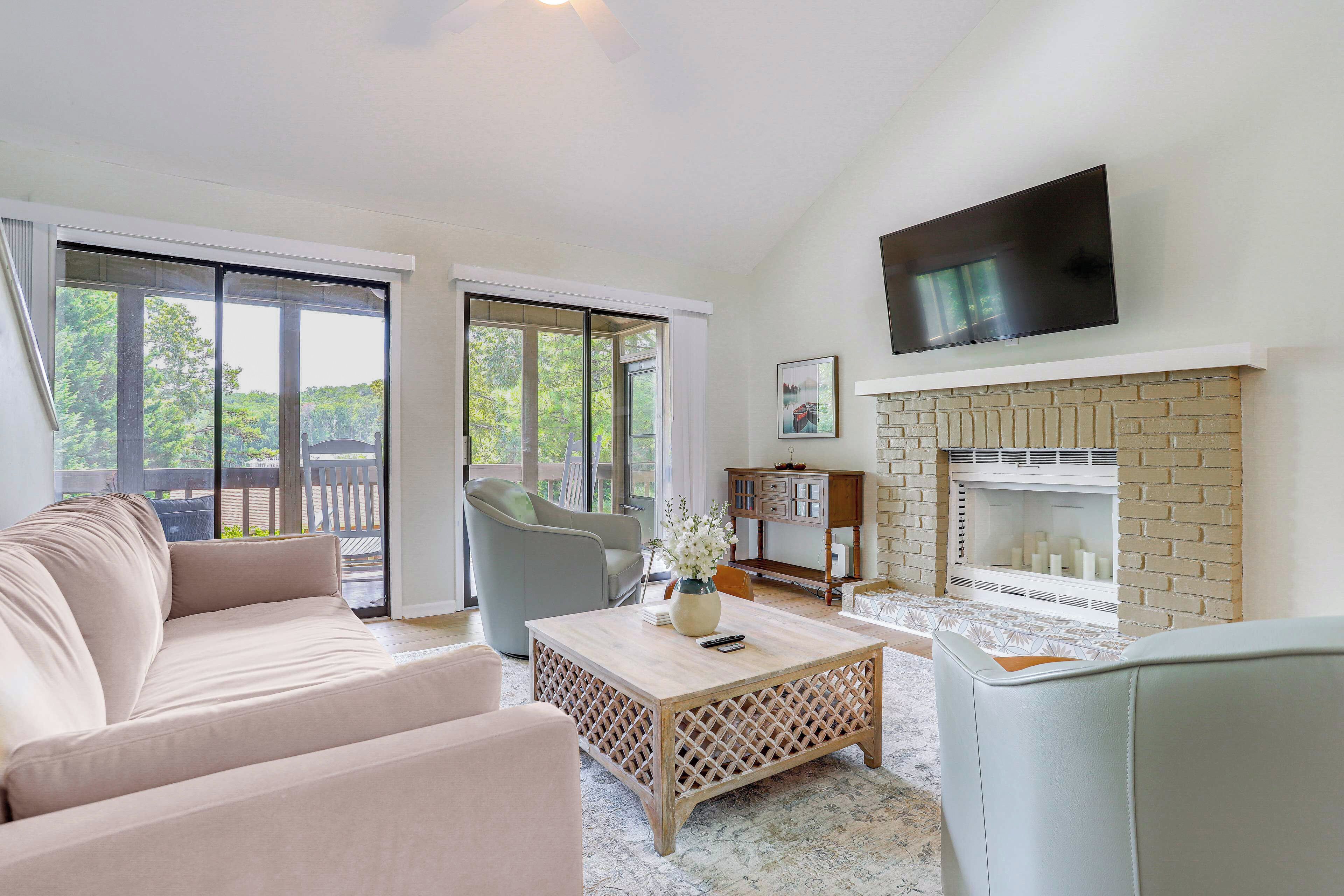 Lovely Waleska Home w/ Screened Deck & Lake Access