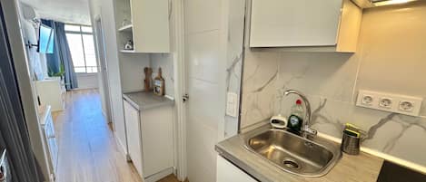 Coffee/tea maker, fridge, microwave, stovetop