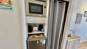 A compact kitchen with a microwave, toaster, and refrigerator. - Paraty de SteraM Flats Torremolinos (Torremolinos)