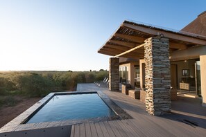 Terrace/patio - Villa Gemoedsrus: design villa with magnificent views (Hoedspruit)