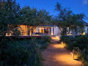 Exterior - Villa Scarabee: Wonderful luxury villa in the middle of nature (Hoedspruit)