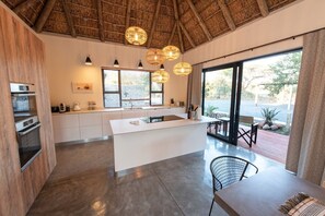 Fridge, microwave, oven, dishwasher - Villa Scarabee: Wonderful luxury villa in the middle of nature (Hoedspruit)