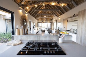 Kjøleskap, mikrobølgeovn, ovn og oppvaskmaskin