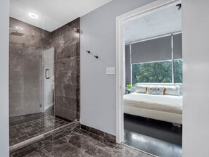 2 habitaciones, escritorio, tabla de planchar con plancha y wifi gratis