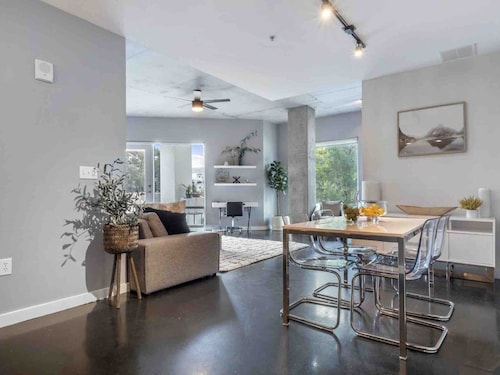 Lovely 2BD 2BTH Thorton Park Condo w/ secure parking