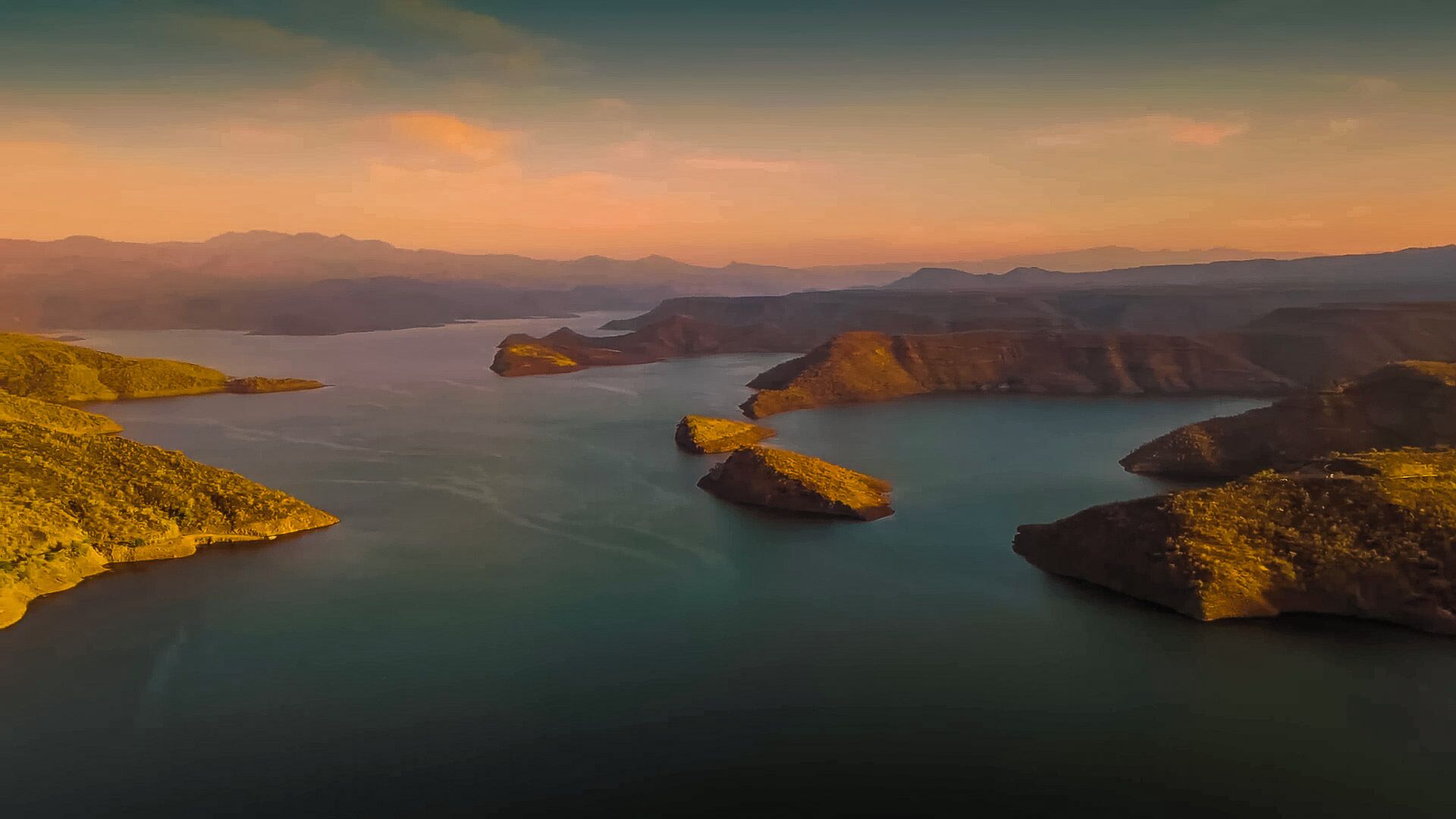 Un paysage côtier caractérisé par des formations rocheuses et des eaux calmes.