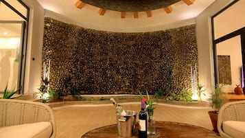 Chambre Présidentielle, plusieurs lits | Coin séjour | Télévision de 32 pouces avec chaßnes par satellite