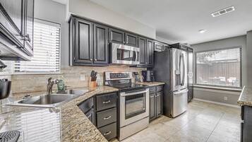 House (4 Bedrooms) | Interior