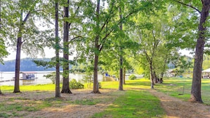 A park with a lake, trees, and a small building in the background. - Waterfront Wheeler Lake Home w/ Furnished Deck (Athens)