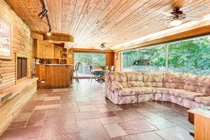 House (6 Bedrooms) | Interior