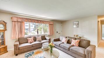 House (5 Bedrooms) | Interior