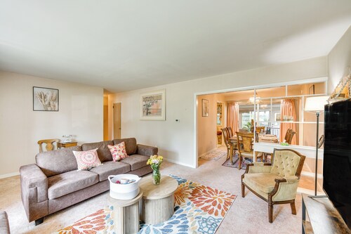 Movie Room & Home Gym: Sinking Spring Home!