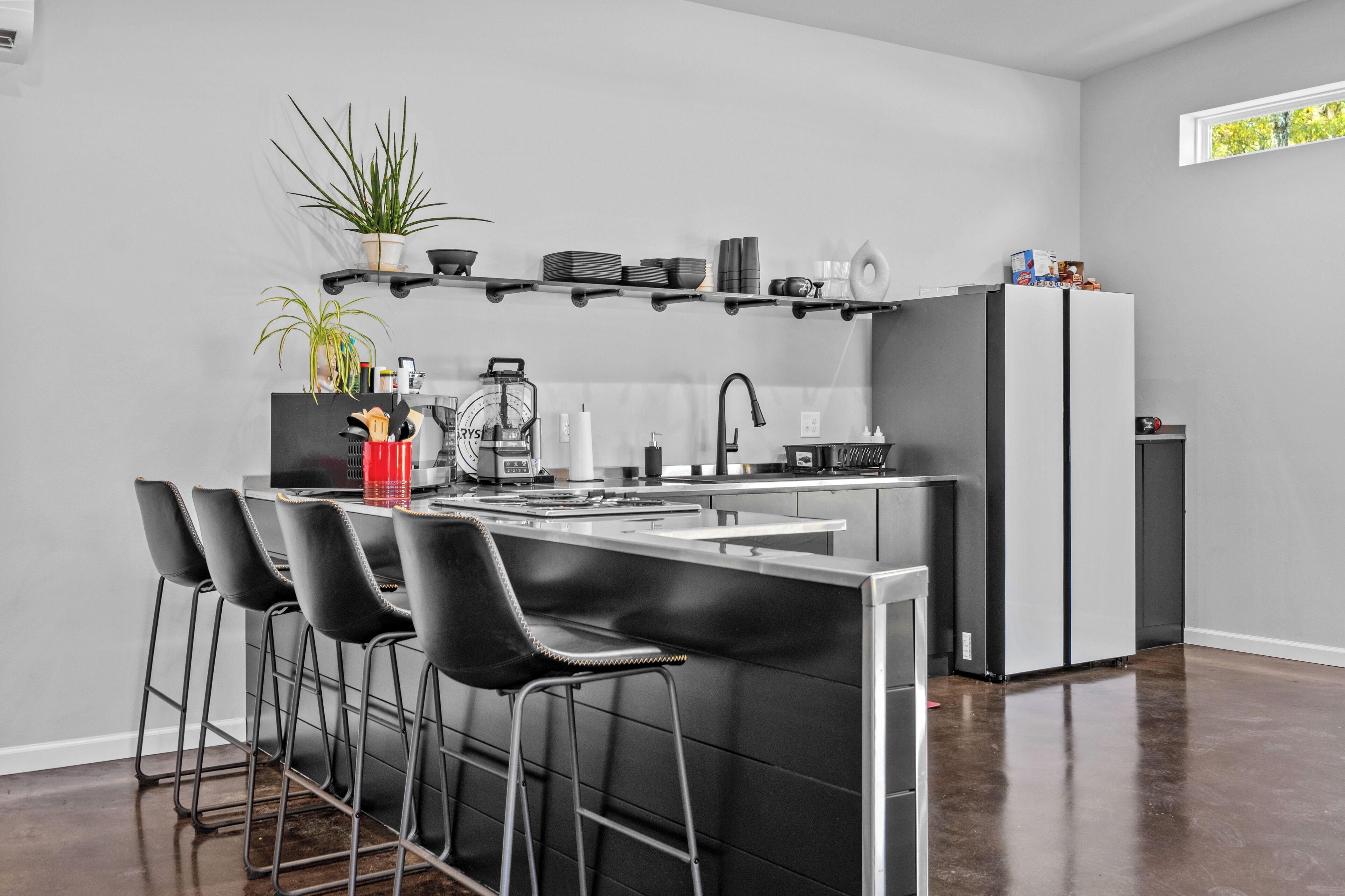 Refrigerador, microondas, parrilla de estufa y cafetera y tetera 