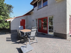 Villa | Exterior - Thatched Villa With Bath in a Holiday Park (Makkum)