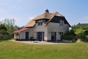 Exterior - Thatched Villa With Bath in a Holiday Park (Makkum)
