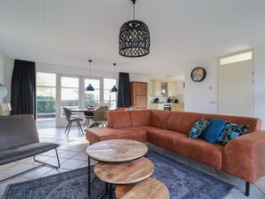 Villa | Living area - Thatched Villa With Bath in a Holiday Park (Makkum)