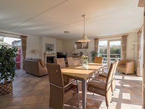 Dining - Thatched Villa With Bath in a Holiday Park (Makkum)