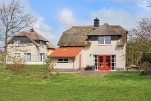 Villa | Exterior - Thatched Villa With Bath in a Holiday Park (Makkum)