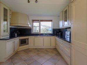 Villa | Private kitchen - Thatched Villa With Bath in a Holiday Park (Makkum)