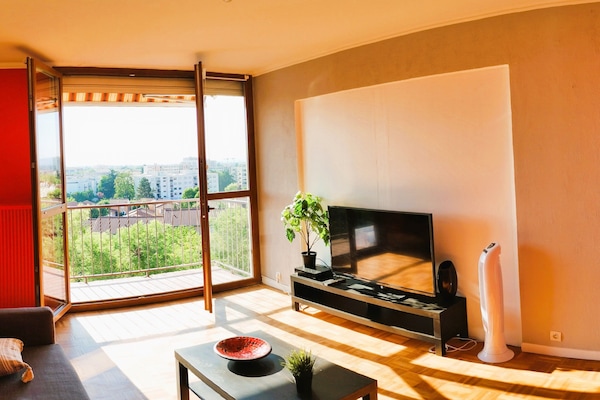 Salon lumineux et spacieux avec son balcon (Belle vue sur Lyon)