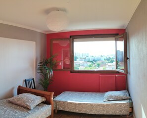 5 bedrooms, iron/ironing board, WiFi, bed sheets