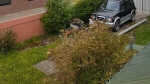 Egy többemeletes épület, melynek előtte parkoló található.