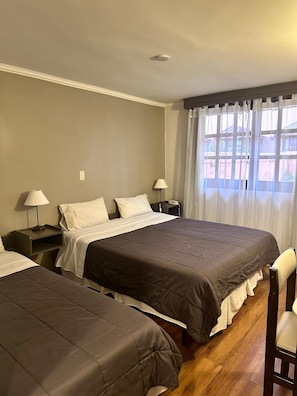 Habitació triple prèmium, diversos llits | Caixa forta a l'habitació i escriptori