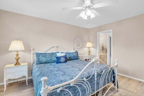 2 bedrooms, desk, iron/ironing board, travel cot - First Floor -Close to Amenities (Naples)